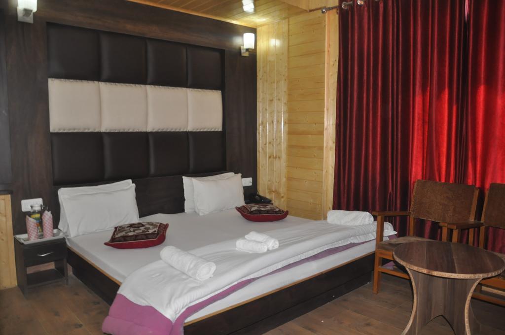 Hotel Azad Durgjan Zimmer foto